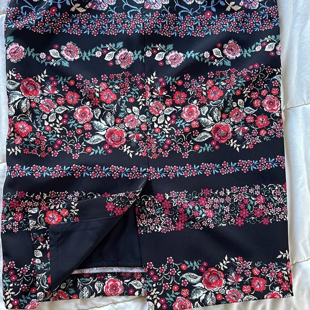 New York &Co 7thAve. MIDI Length Pencil Skirt Dark Floral Size 8 - Picture 12 of 14